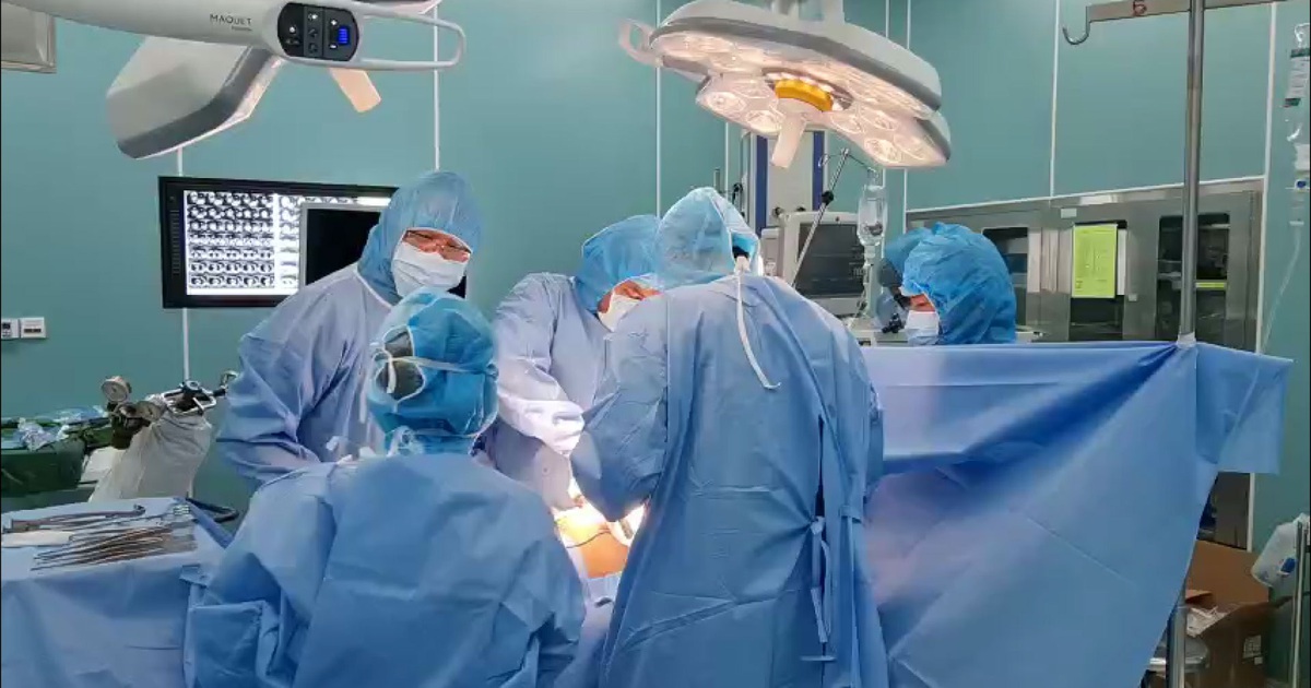 Người đàn ông tự dùng kéo đâm xuyên cổ cấp cứu trong tình trạng nói nhảm