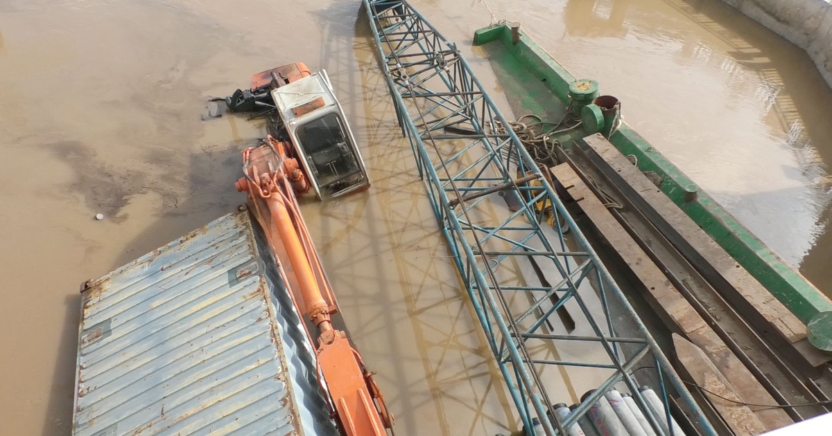 Ách tắc giao thông đường thủy vì sà lan 371 tấn chìm tại cống Nhà Mát