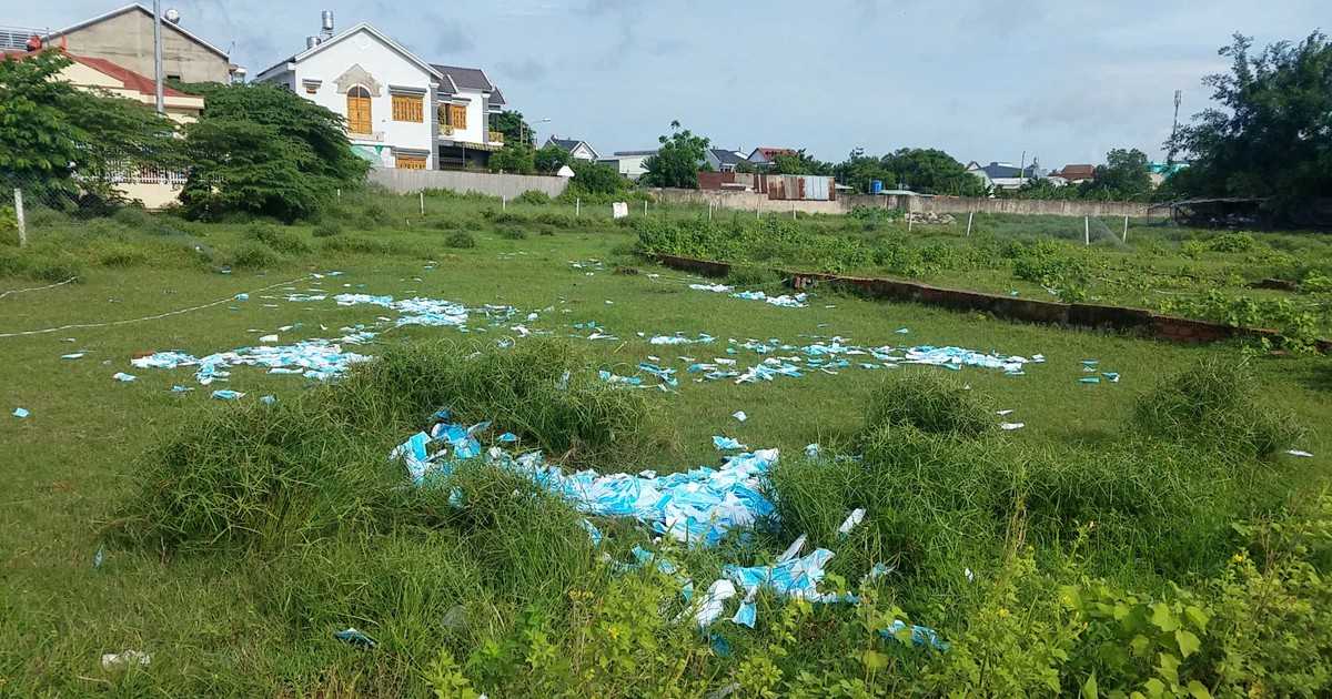Hết hồn cảnh khẩu trang y tế vứt tràn lan sát khu dân cư