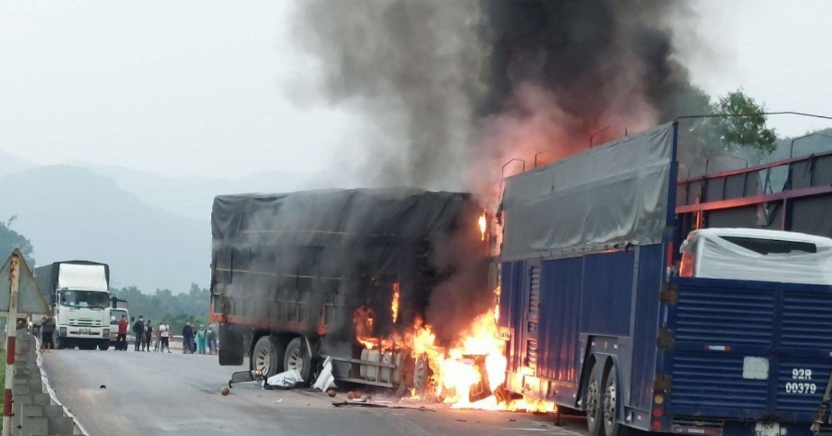 Hai ô tô “đấu đầu” phát hỏa ở TP.Huế, tài xế tử vong trong cabin