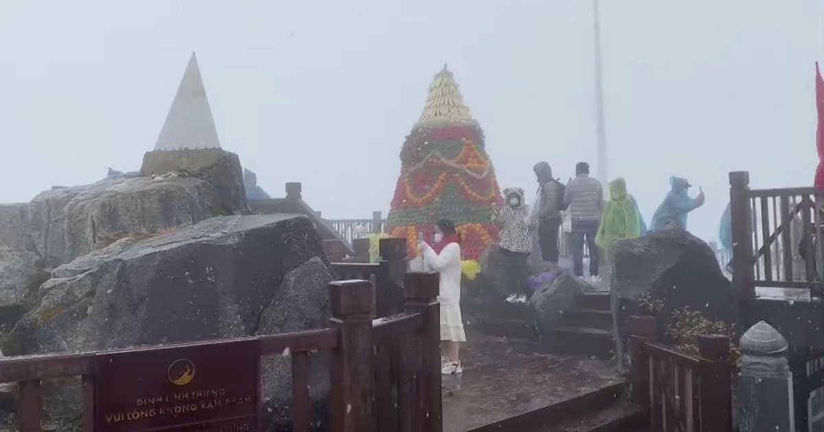 Mưa tuyết xối xả trên đỉnh Fansipan