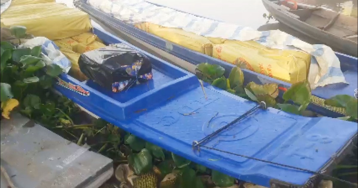 Chạy ghe máy chở hàng tấn pháo nổ vượt sông về Việt Nam