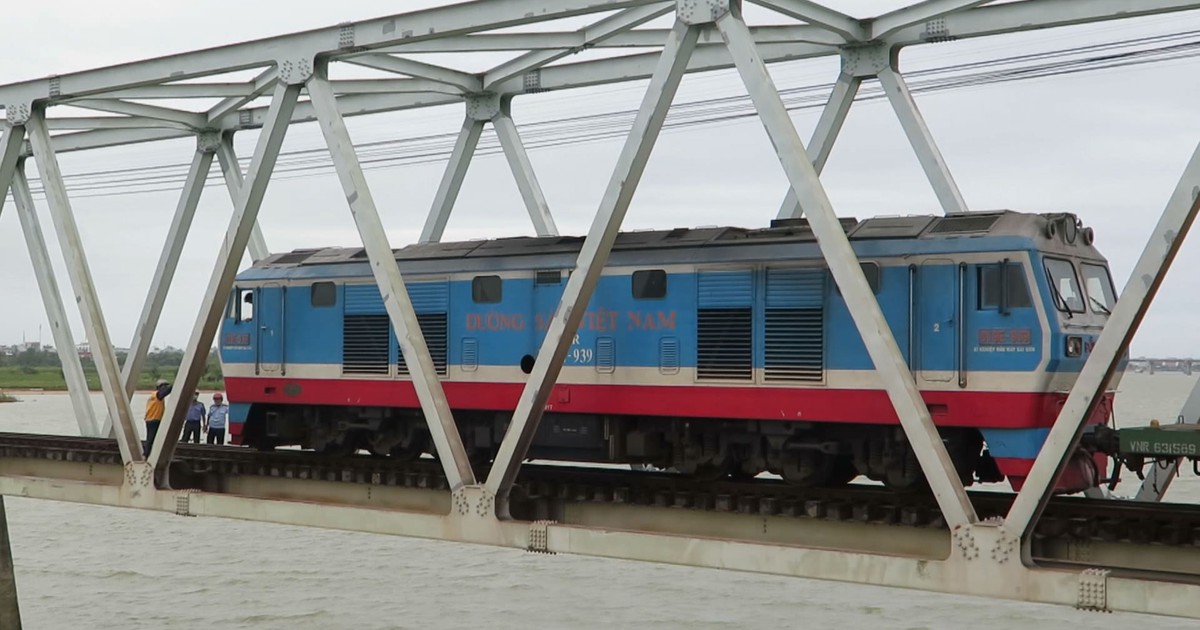 Kinh hoàng tàu hỏa kéo lê người đàn ông cùng xe máy hơn 100m