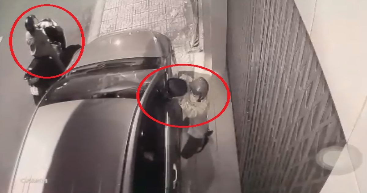 Ô tô đậu trước cửa nhà, cạnh trụ sở công an, bị trộm “vặt tai” trong 30 giây