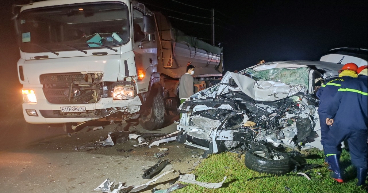 Hãi hùng ô tô con nát bét sau khi tông xe ben, 2 người chết tại chỗ