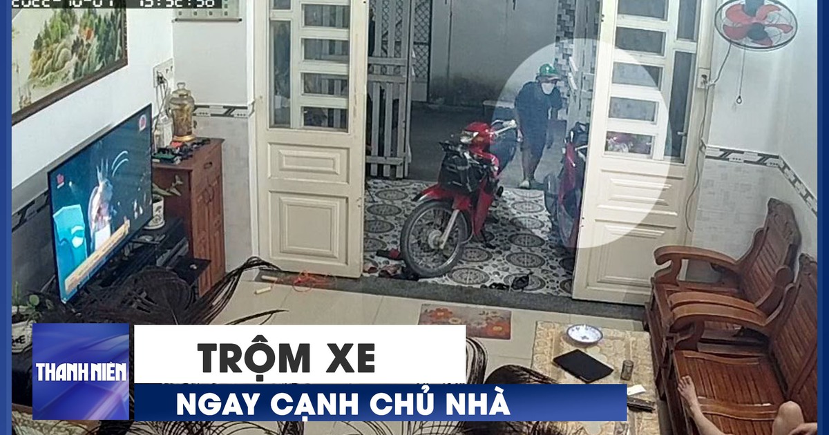 Táo tợn trộm xe ngay cạnh nữ chủ nhà đang ngồi xem ti vi