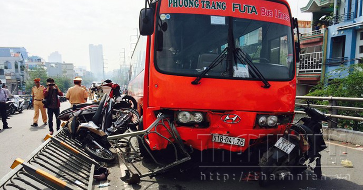 Xe khách Phương Trang đâm 7 xe máy: 'Rụng rời tay chân hết rồi!'