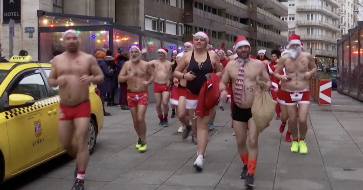 Có ai muốn nhận quà từ những ông già Noel này?