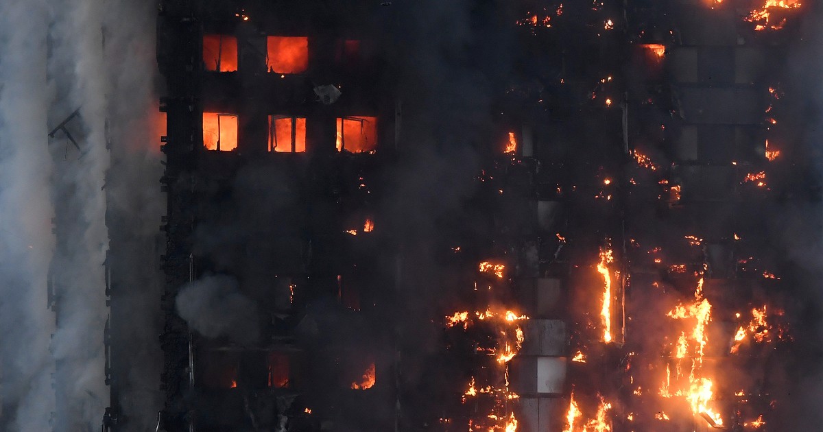 Cháy tòa nhà 27 tầng ở London: Nạn nhân ôm nệm nhảy xuống