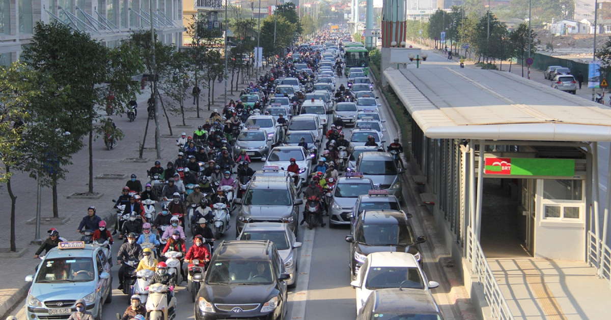 Những hành khách đầu tiên thử nghiệm xe buýt nhanh BRT miễn phí