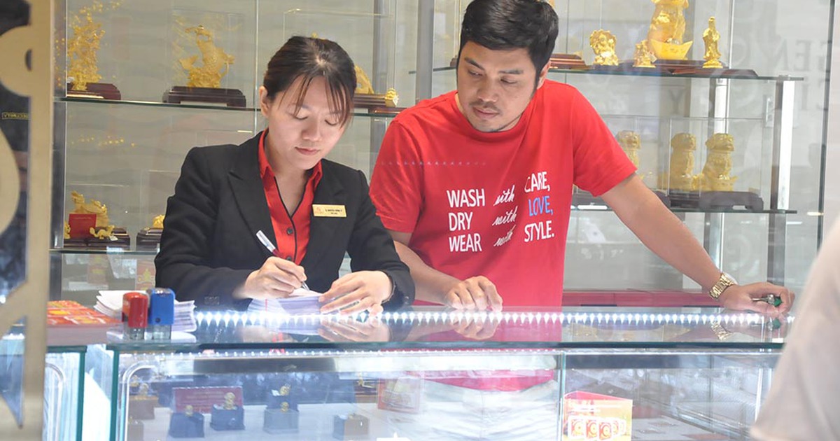 Nhiều người trẻ mua vàng lấy may trước ngày vía Thần tài