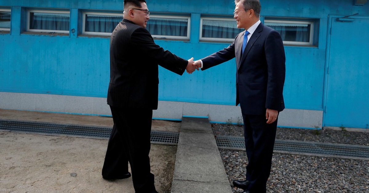 Những cái bắt tay làm rúng động thế giới