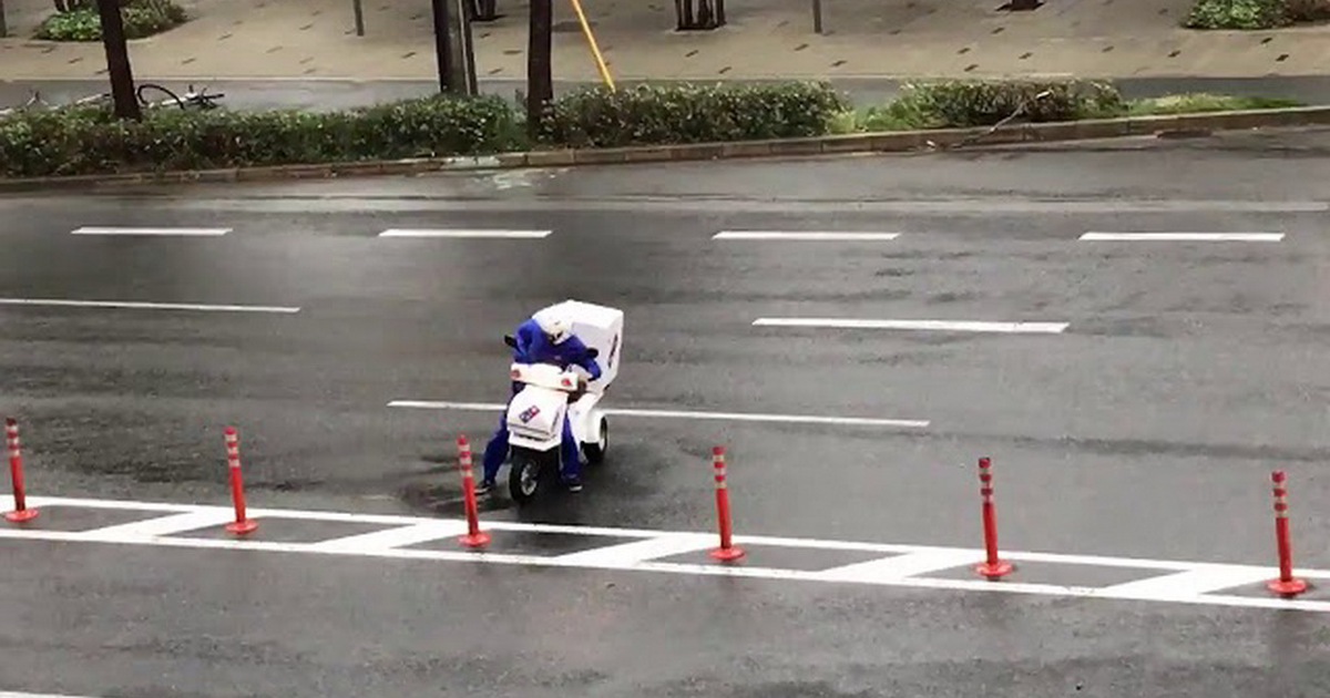 Chống chọi trước bão dữ để giao pizza đúng giờ