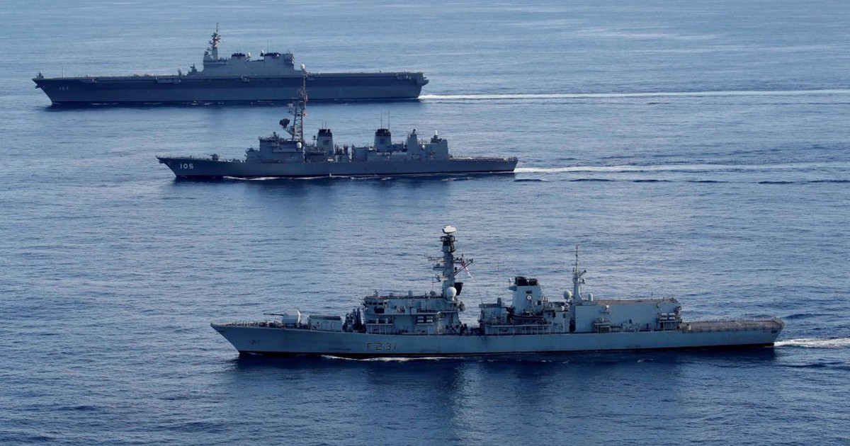 Trước khi đến Biển Đông, chiến hạm Anh luyện tập với tàu sân bay trực thăng Nhật Bản