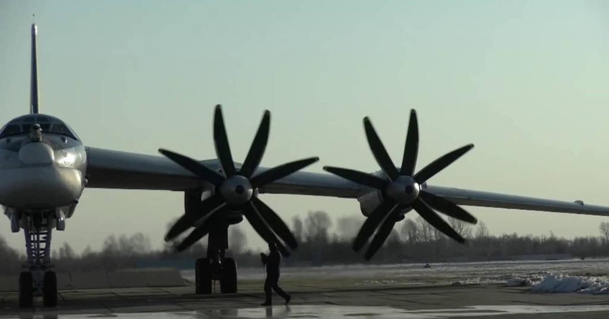 Chiến đấu cơ F-2 Nhật Bản bám theo oanh tạc cơ Tu-95MS của Nga