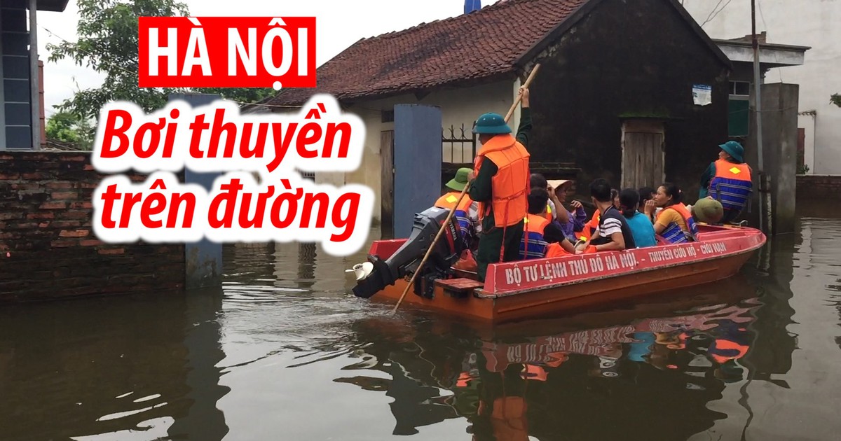 Quần áo cắp nách, đi làm bằng ca nô ở rốn lũ ở Hà Nội