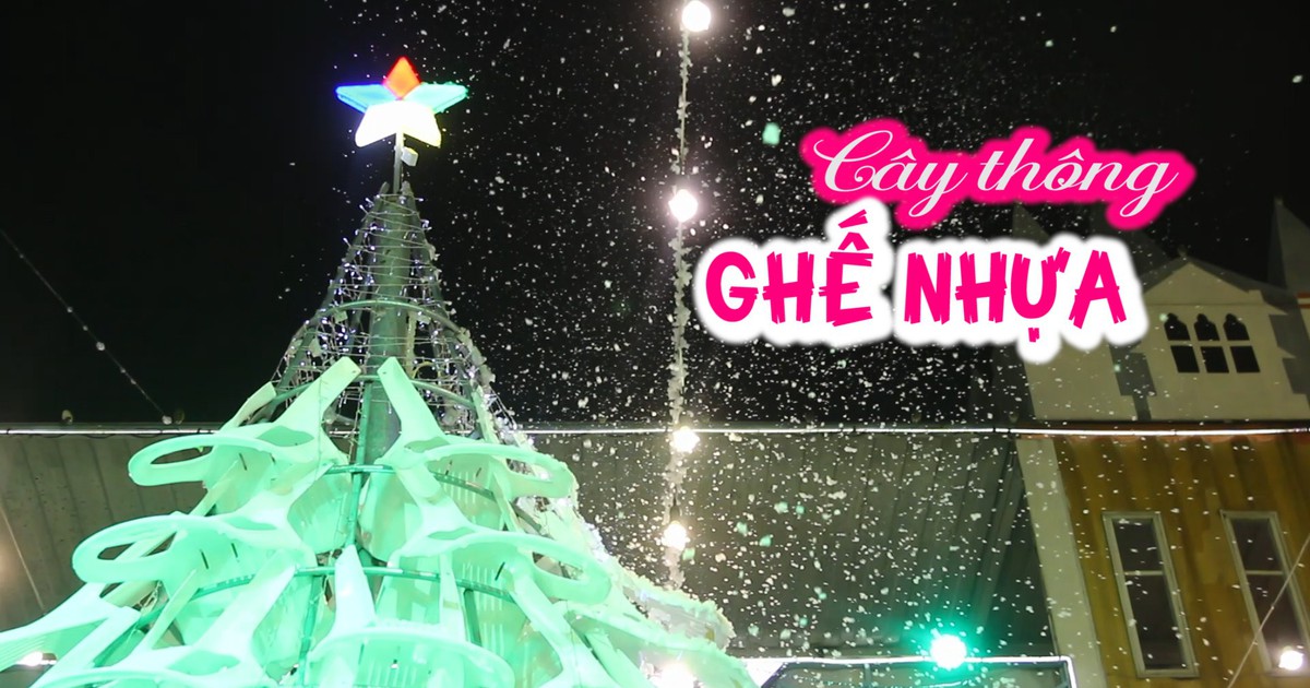 Cây thông noel làm từ ghế nhựa biết phun tuyết ở Sài Gòn