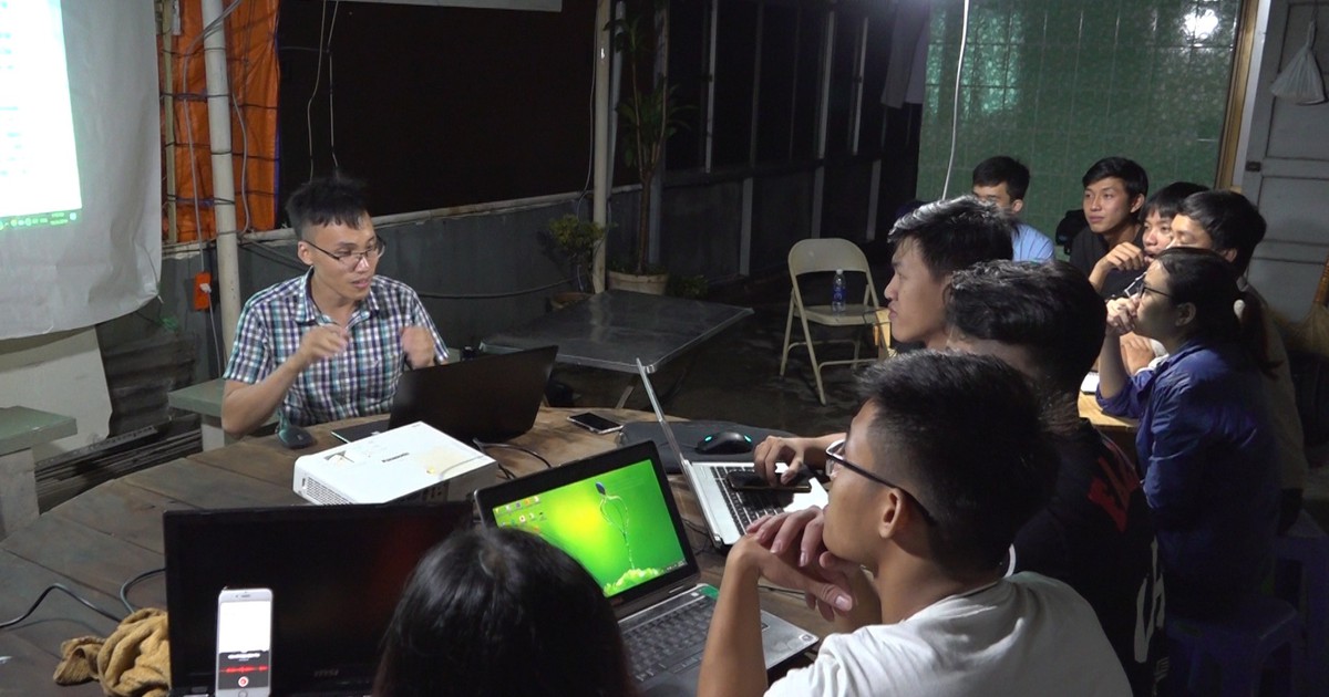 Lớp học trên sân thượng của thạc sĩ du học Mỹ lương 2,8 triệu, phải chạy GrabBike