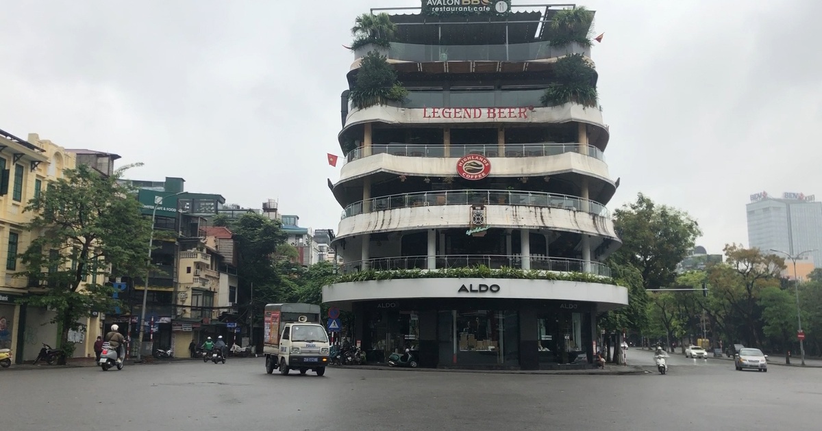 Phố cổ Hà Nội buồn tênh, đàn ông đi chợ giúp vợ rồi về nhà tránh dịch