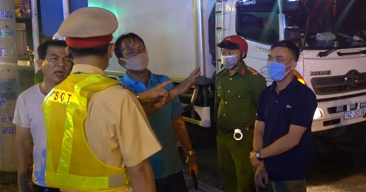 Cảnh sát vất vả với tài xế không đeo khẩu trang cự cãi lúc nửa đêm