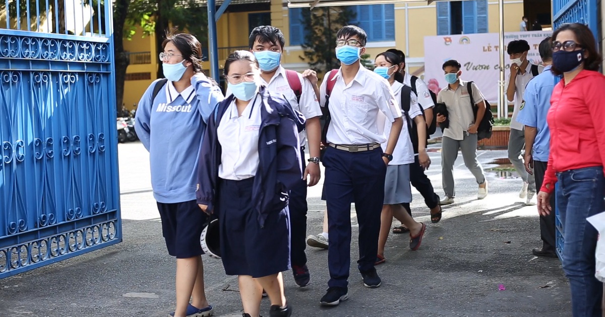 Thí sinh hớn hở hoàn thành kỳ thi đặc biệt giữa đại dịch Covid-19