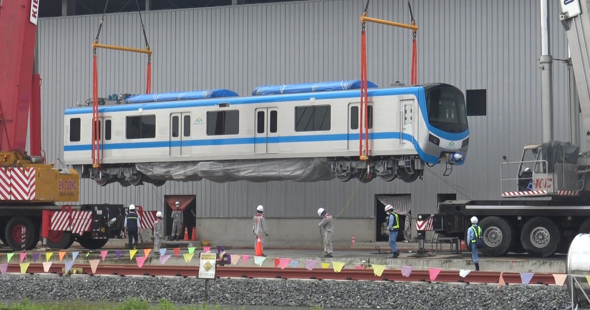 Cận cảnh đoàn tàu metro đầu tiên nằm trên đường ray Depot Long Bình