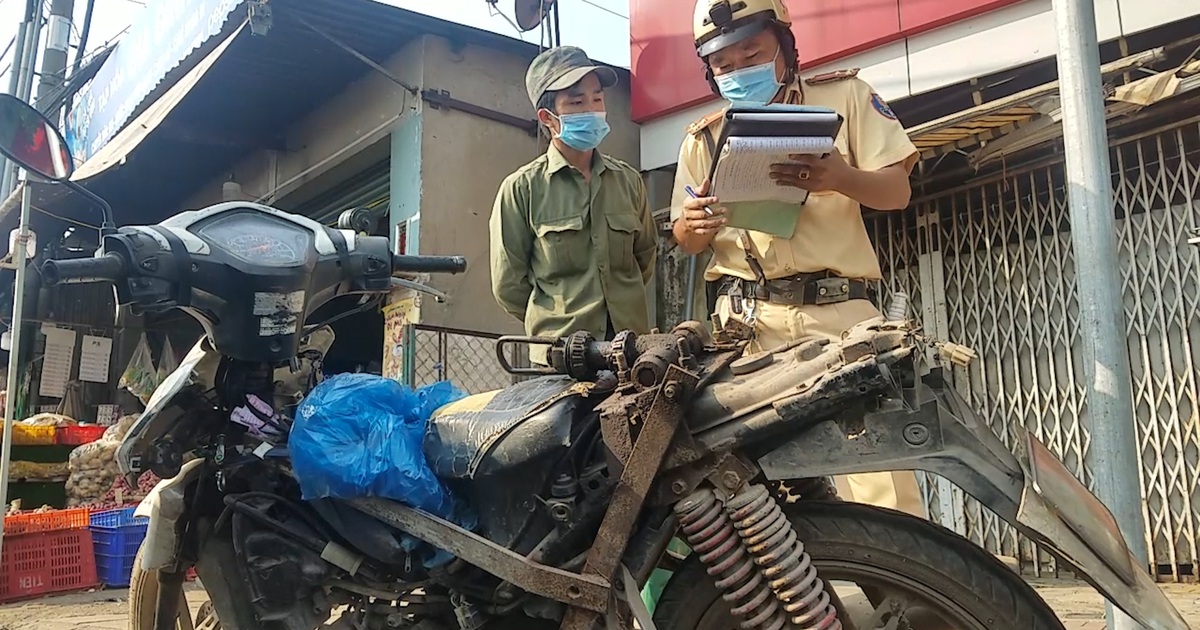 Nỗi lòng người chở hàng bên những chiếc xe cũ nát ở TP.HCM