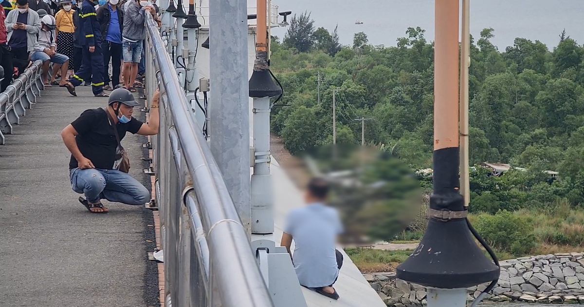 Thót tim với người đàn ông ngồi vắt vẻo suốt 9 giờ dọa nhảy cầu Thuận Phước