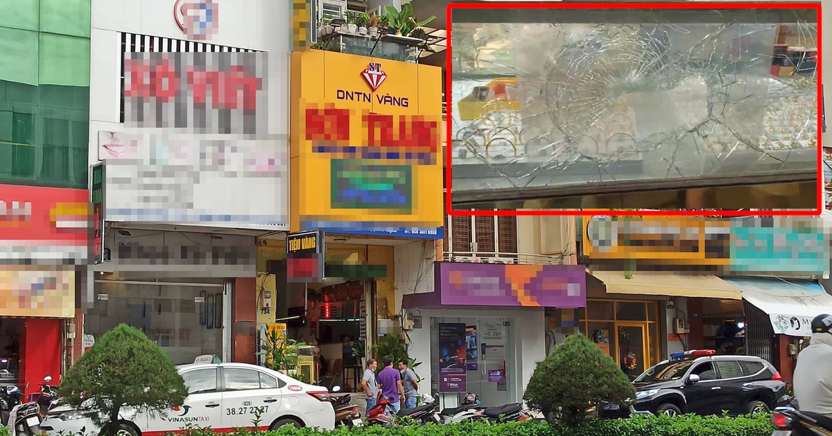 Giữa trưa xách búa vào cướp tiệm vàng ở trung tâm TP.HCM