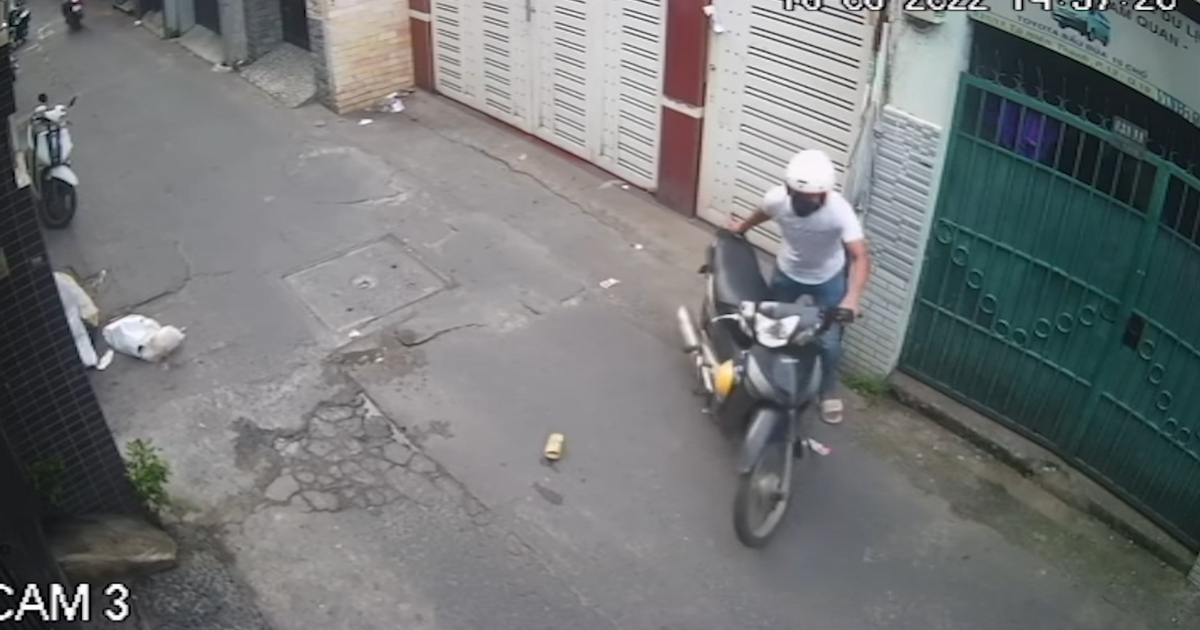Điềm nhiên bẻ khóa, trộm xe máy giữa con hẻm đông người