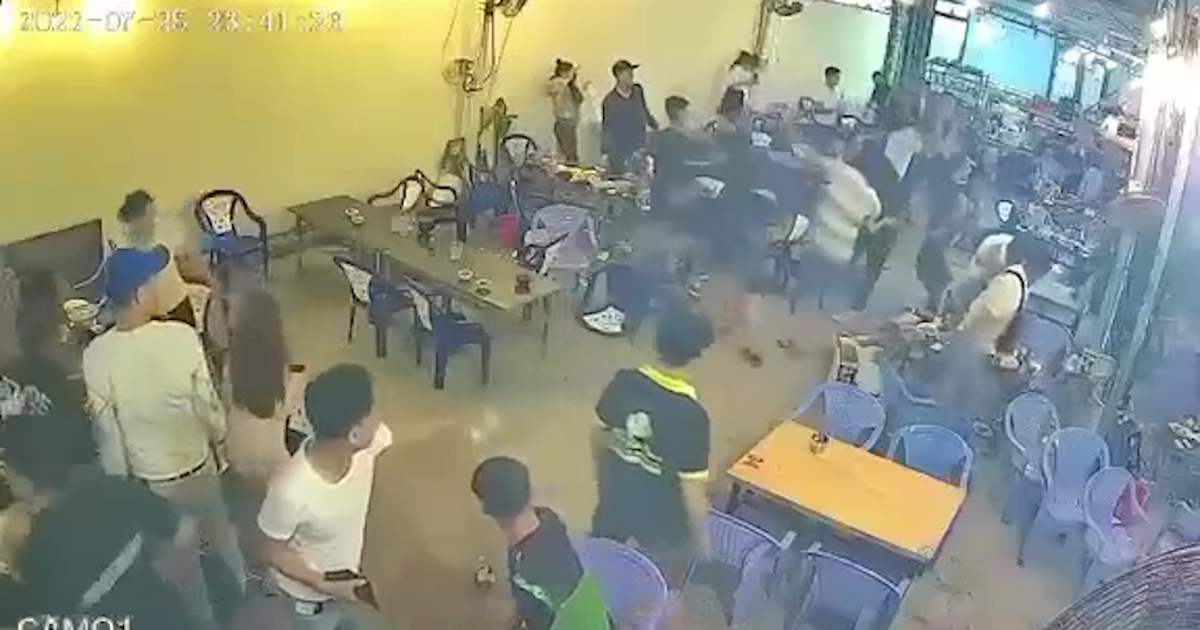 Hỗn chiến dữ dội trong quán ăn, thực khách bỏ chạy tán loạn