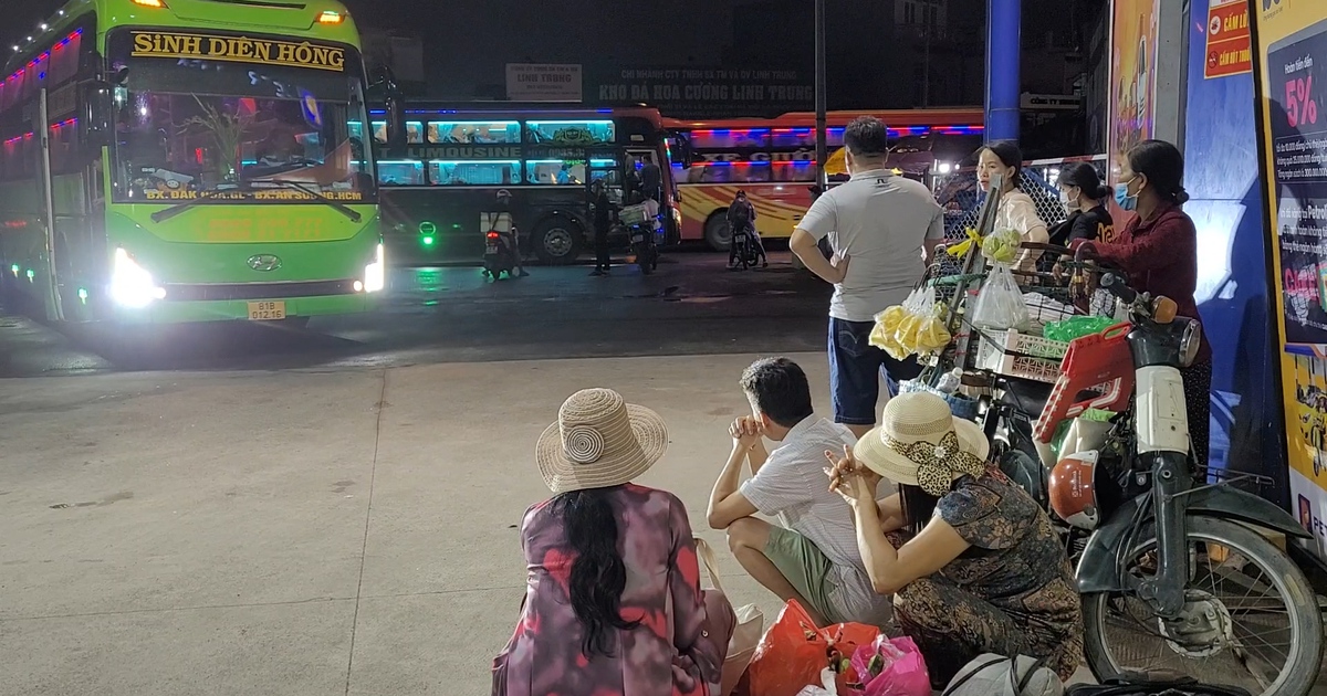 Đón khách tại bến cóc trạm xăng, tài xế “méo mặt” vì bị phạt