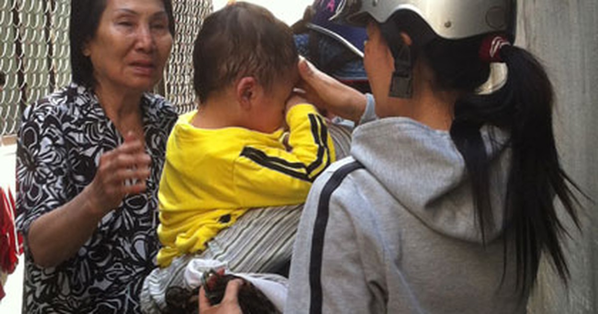 Bé trai bị bỏ rơi trên taxi về nhà: Hàng xóm khóc vì vui mừng