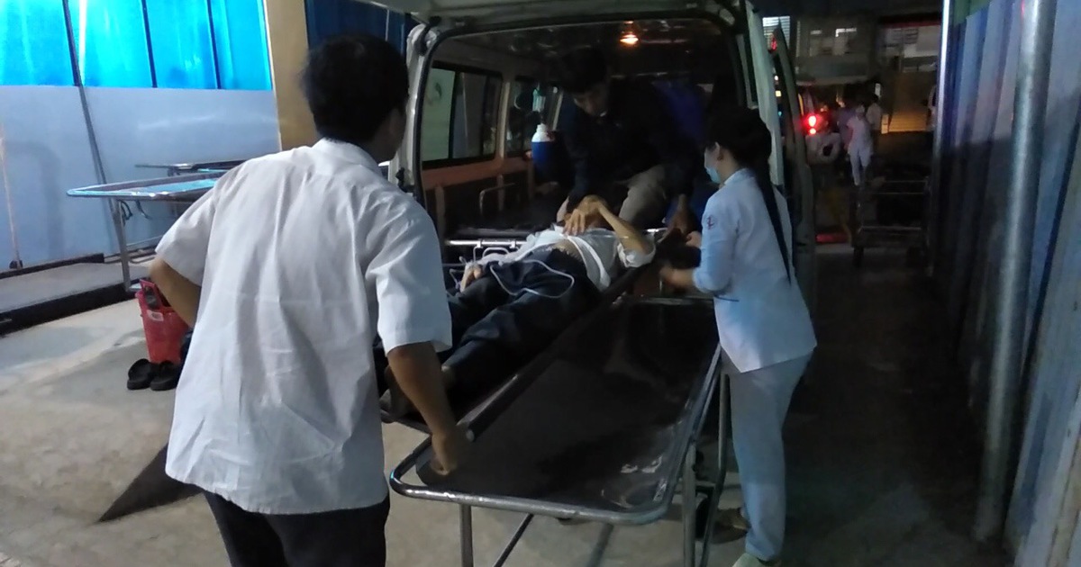 Xe cấp cứu kẹt giữa 'tâm bão' mừng Việt Nam vô địch, thanh niên nhanh trí giải cứu