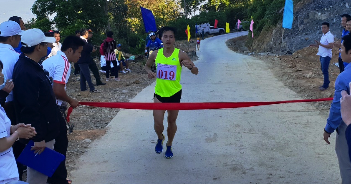 Kỉ lục gia chạy 3.000m giành vàng tại đỉnh Bà Rá