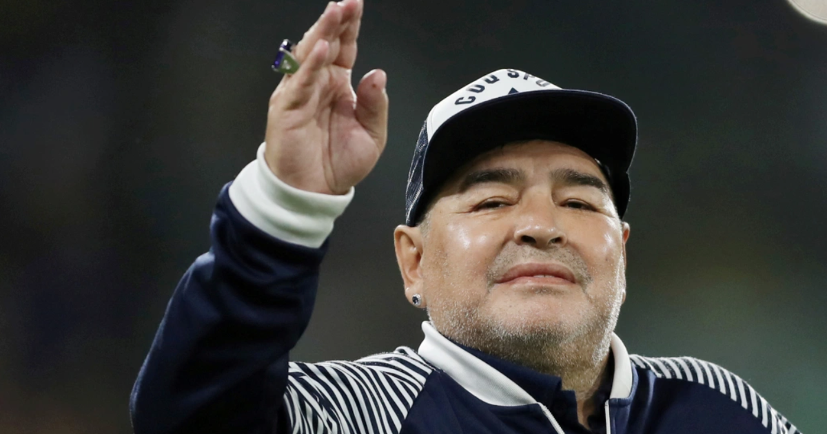 Maradona đột ngột qua đời ở tuổi 60, đau buồn nhớ "Bàn tay của Chúa"