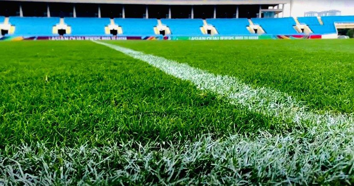 Cận cảnh mặt cỏ Mỹ Đình xanh mướt mắt trước trận Việt Nam - Nhật Bản