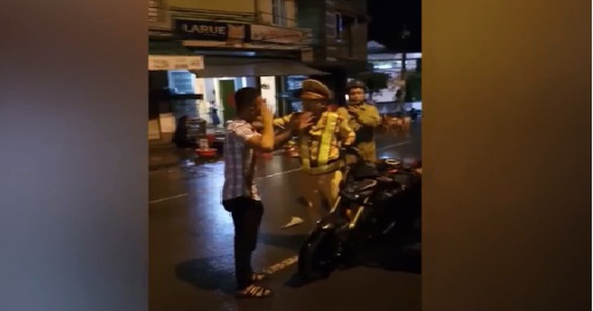 CSGT tự té hay bị xô ngã khi giằng co với một thanh niên?