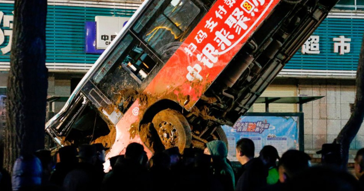 Xe buýt sụp 'hố tử thần', 6 người thiệt mạng tại Trung Quốc