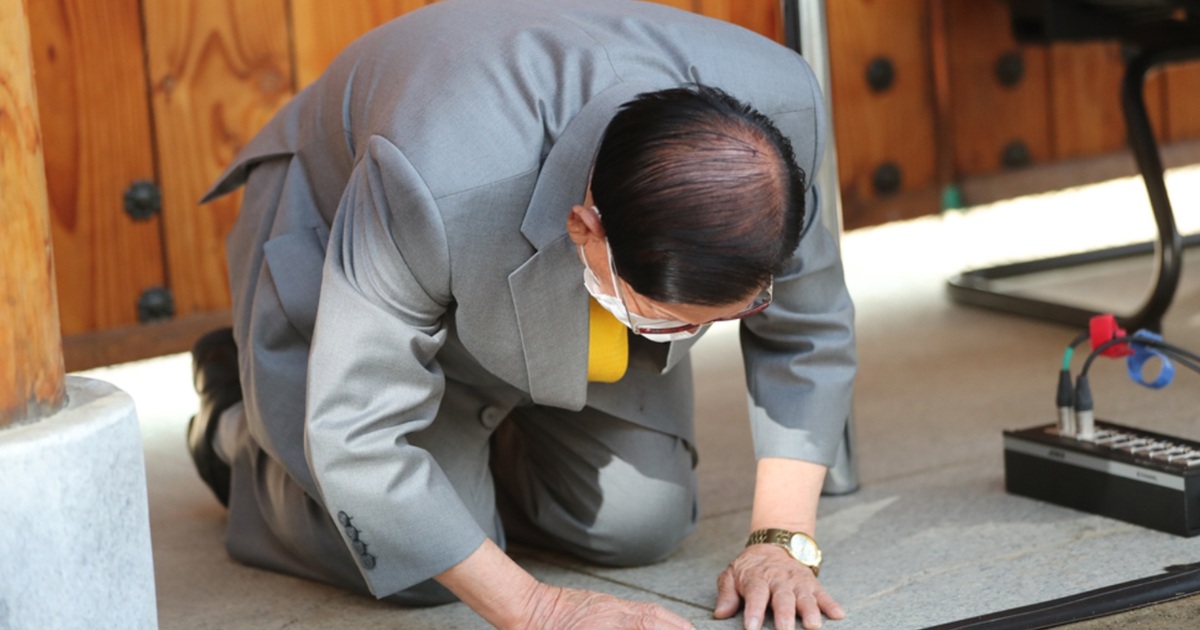 Giáo chủ Tân Thiên Địa quỳ gối 'xin tha thứ vì dịch Covid lây lan ở Hàn Quốc