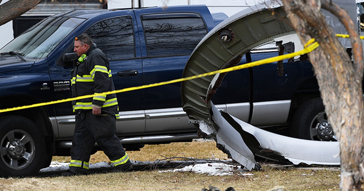Kỳ diệu máy bay hạ cánh an toàn dù động cơ nổ văng mảnh xuống công viên