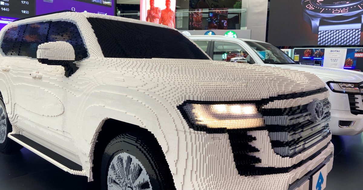 Mê xe kiểu Dubai: ráp xe Land Cruiser kích thước thật từ khối Lego