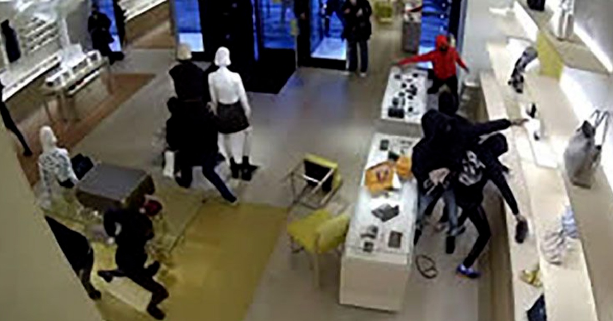 Nạn cướp 'đập tủ gom đồ hội đồng' làm trung tâm mua sắm Mỹ lo lắng
