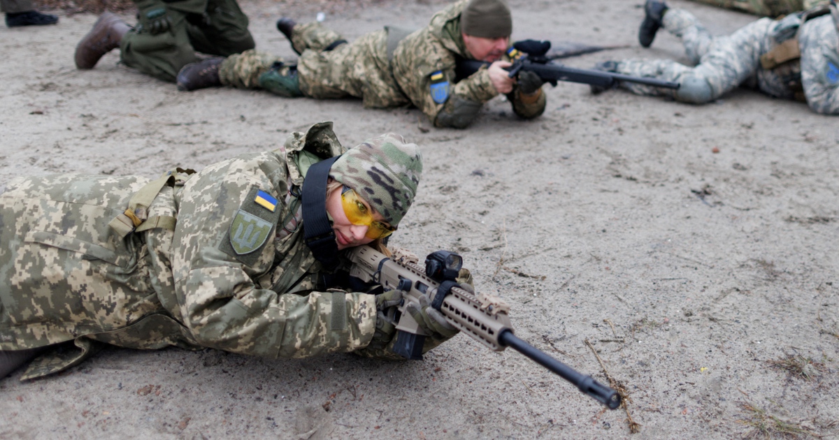 Mẹ 1 con Ukraine tập luyện cho cuộc chiến có thể xảy ra