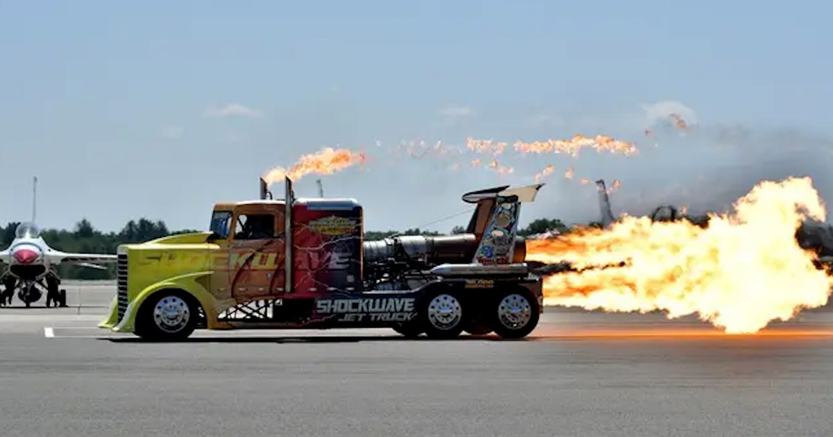 'Xe tải phản lực' nổ tung khi biểu diễn chạy đua với máy bay