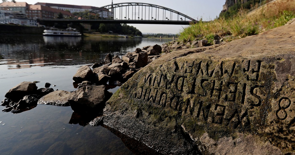 'Nếu thấy ta, hãy khóc': Sông cạn, 'đá đói' lộ diện giữa cơn hạn hán châu Âu