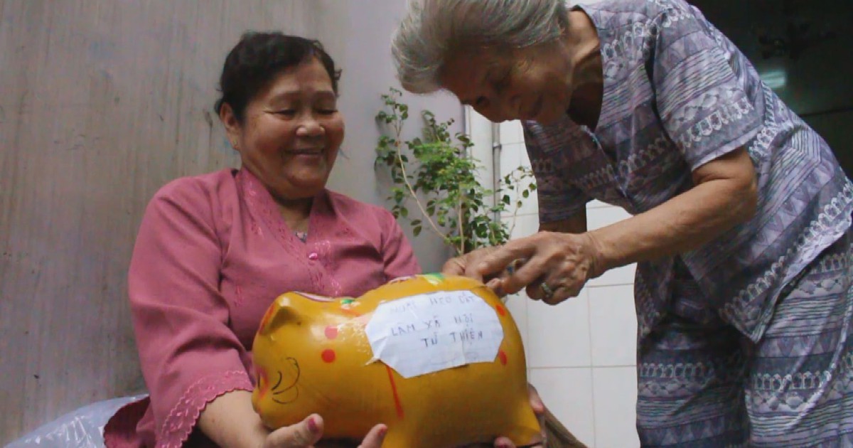 Bà cụ 75 tuổi bán bánh mì, nhặt ve chai gom tiền giúp người nghèo