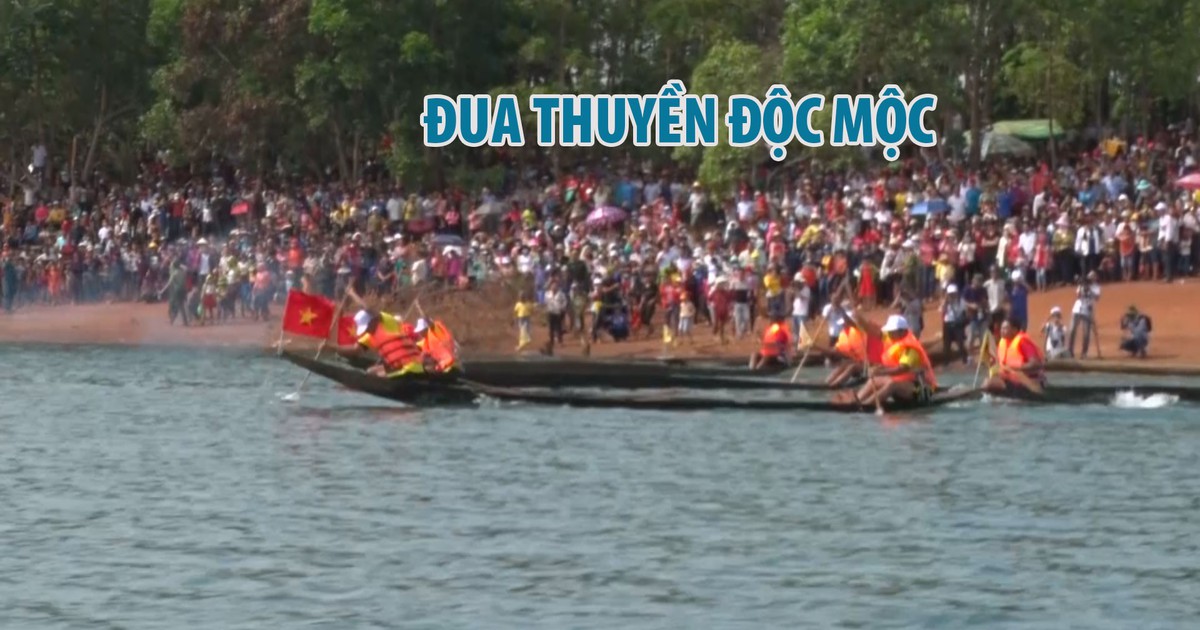 Đua thuyền độc mộc trên dòng sông Pô Cô chảy xiết