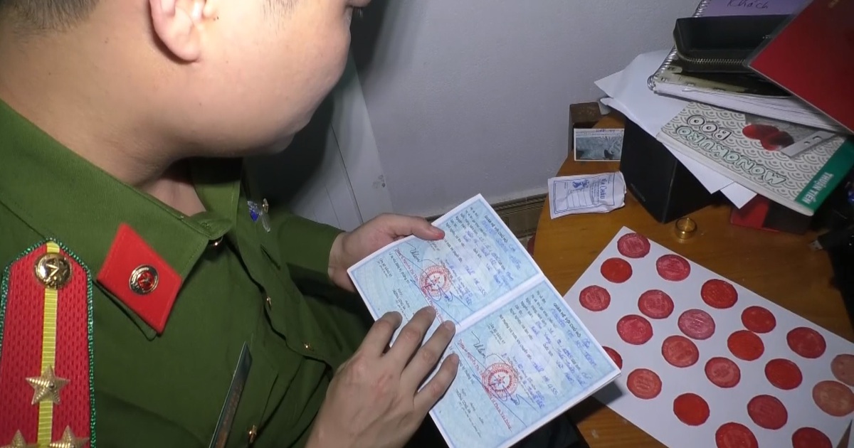 Kho con dấu giả của “nữ quái” có độc chiêu lừa đảo ngân hàng