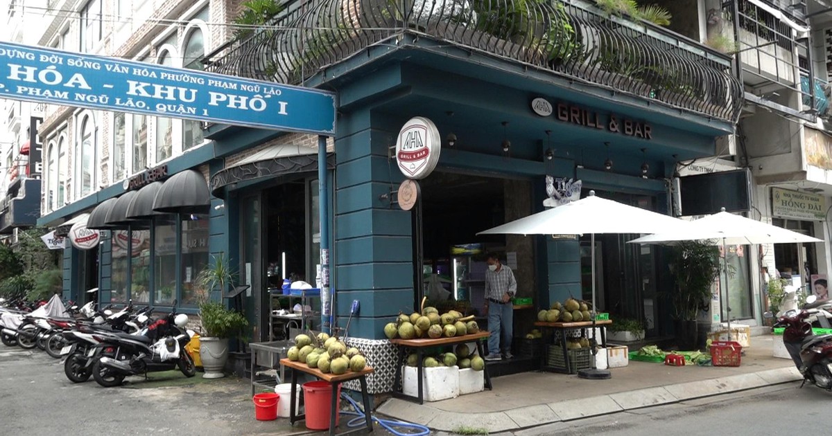 Quán bar phố Tây Bùi Viện bỗng thành nơi bán rau vì chưa được mở cửa